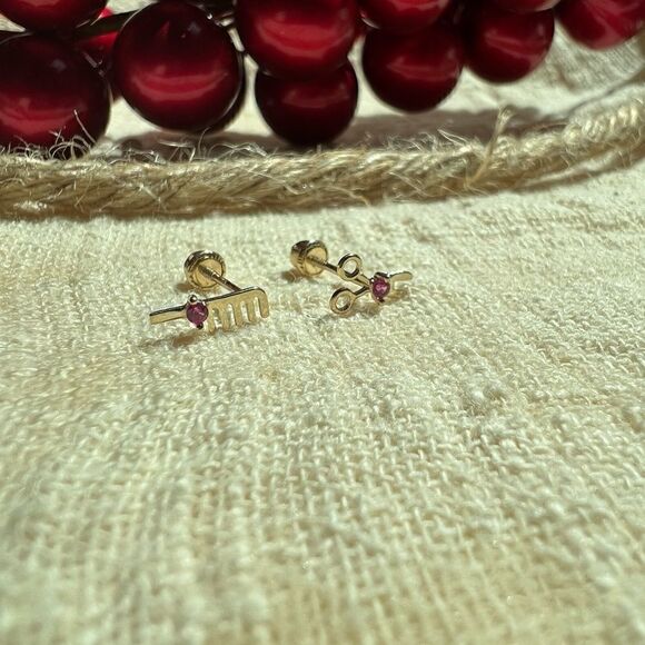 14k solid Gold Scissor & comb barber earrings stud earrings made in Los Angeles - Picture 4 of 7